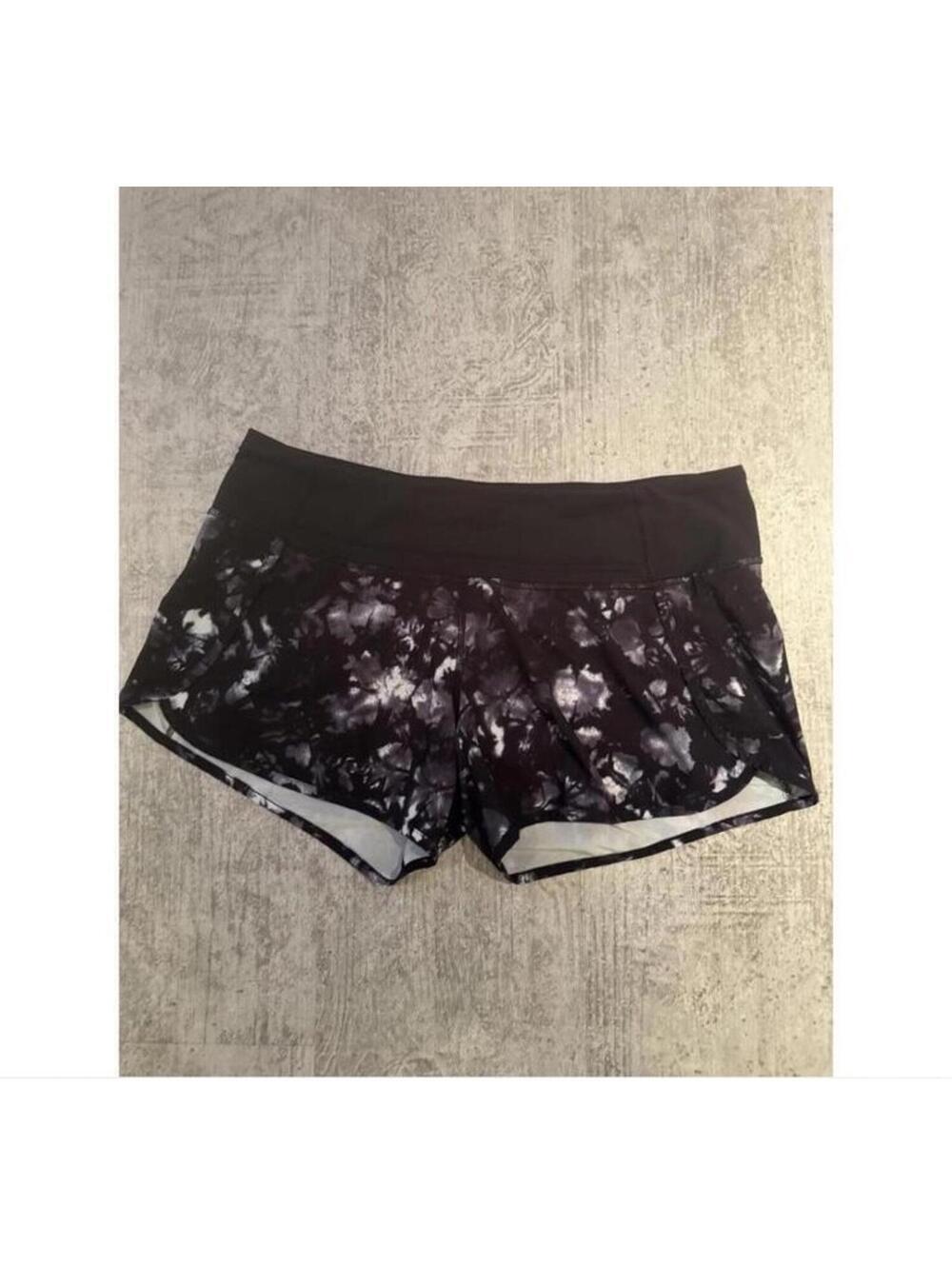 Excellent Lululemon speed shorts black/white print size 10